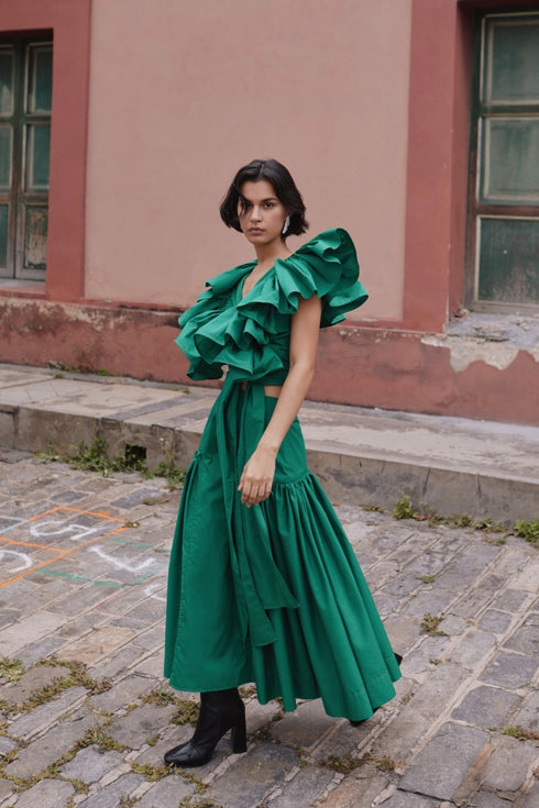 TOCUYO CROPPED TOP RUFFLES V NECK BLACK